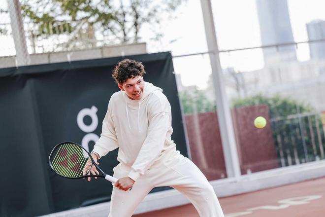 而是以肘肩 而是以肘肩